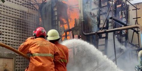 Pabrik Di Jakarta Utara Terbakar Diduga Akibat Percikan Api Las