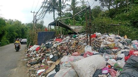 Tak Punya Tempat Penampungan Warga Ciawi Bogor Keluhkan Sampah