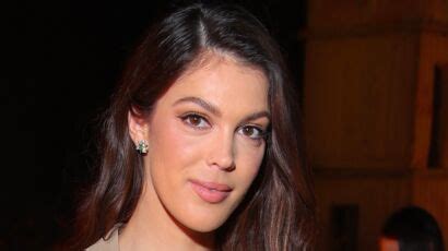 Iris Mittenaere canon en bikini triangle échancré avec le sac le plus