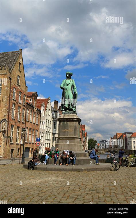 Statue de Jan Van Eyck à côté de l Spieglerei canal de Bruges Belgique