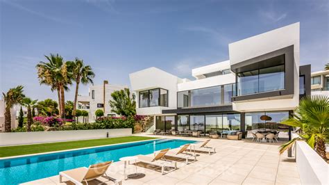 Villa moderne de luxe neuve vue imprenable à vendre à Marbella Benahavis