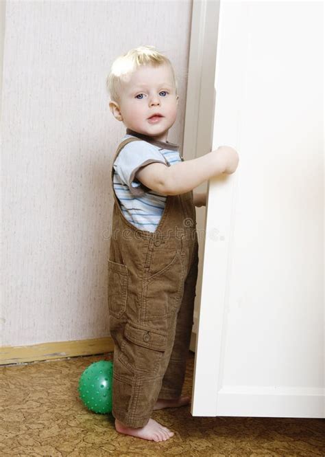 Het Blonde Jongen Spelen In Ruimte Stock Foto Image Of Spel Leuk 10178166