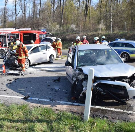 Drei Verletzte nach Frontalzusammenstoß zweier Autos auf B39 WELT