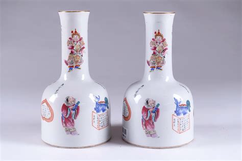 Chinese School Paire De Vases Maillet En Porcelaine De La Famille