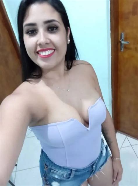 Gostosa Caiu Na Net Em Fotos Pelada No Meio Do Mato Porno Carioca