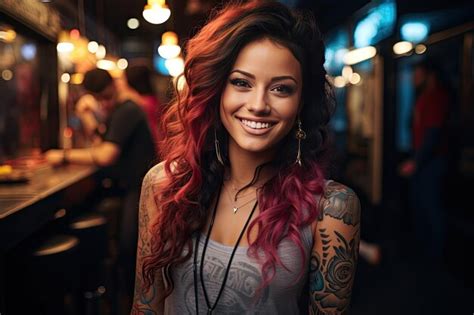 Portrait De Jeune Femme Latina Avec Tatouage Sur L épaule Debout Dans La Rue De La Ville En
