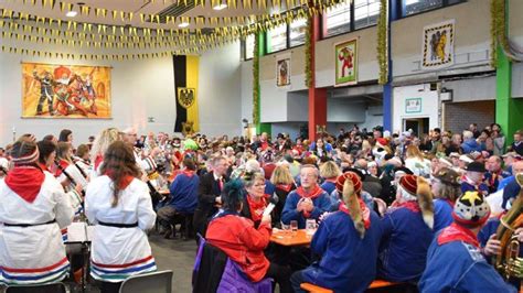 Fotostrecke Frühschoppen in Oberndorf Halle platzt aus allen Nähten