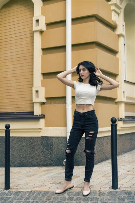 Junger Brunette Mit Dem Gelockten Haar Stockbild Bild Von Hemd