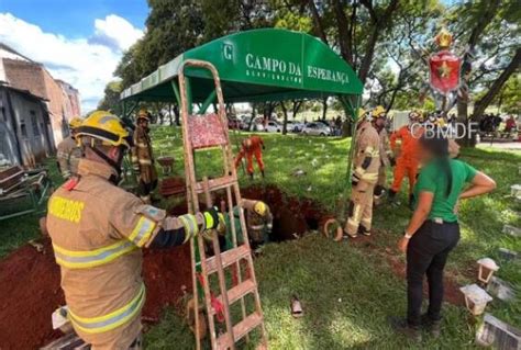 Terreno De Cemit Rio Cede E Pessoas Caem Em Cova Durante Enterro No Df