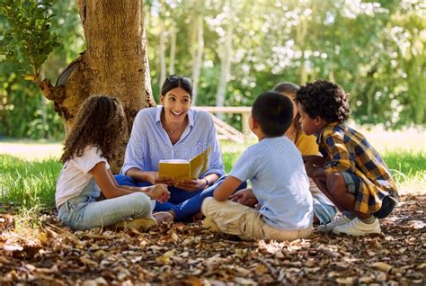 Que Atividade Divertida Devemos Fazer A Seguir Uma Professora Lendo Um