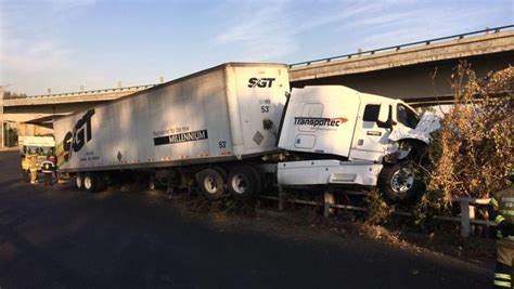 Tráiler choca y se voltea en Periférico Grupo Milenio