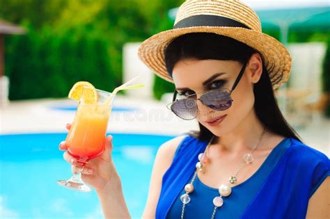 Mujer Joven Atractiva Hermosa En El Bikini Rosado Aislado En Fondo Azul Muchacha Caliente Del