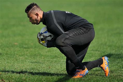 Vladimir acerta renovação Peixe mas assinará apenas após viagem