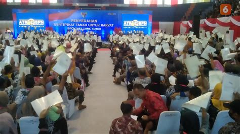 Warga Banyuwangi Riang Gembira Usai Kantongi Sertifikat Tanah Dari