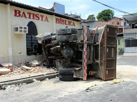 G1 Caminhão carregado de areia tomba e atinge igreja na Z Leste de