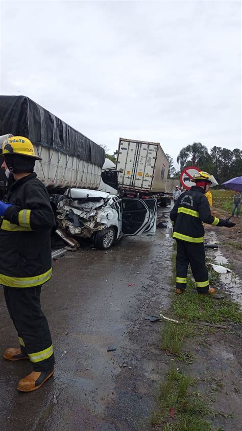 Acidente entre seis veículos na BR 470 deixa uma pessoa ferida em Indaial