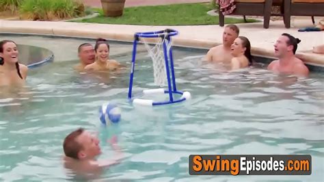 Lamidas de coño y más sexo oral para una pequeña morena swinger XVIDEOS