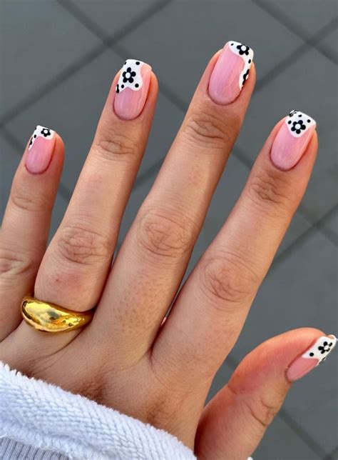 45 Pretty Short Nails For Spring And Summer Monochrome Daisies