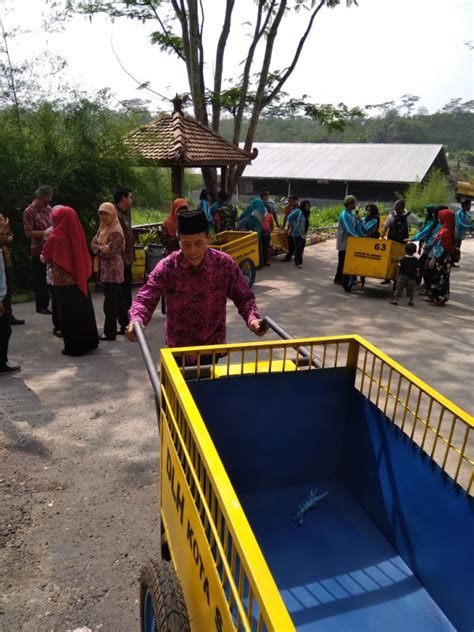 Serah Terima Bantuan Gerobak Sampah Kepada Bank Sampah Di Kampung Kb