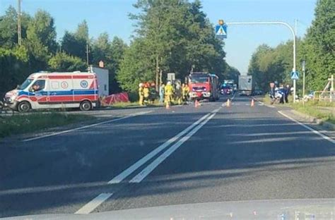 Nie hamowała tylko wjechała prosto pod ciężarówkę Tragiczny wypadek