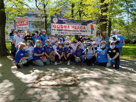 Protest pielęgniarek i położnych w Warszawie 12 05 2021 Zamiast pójść