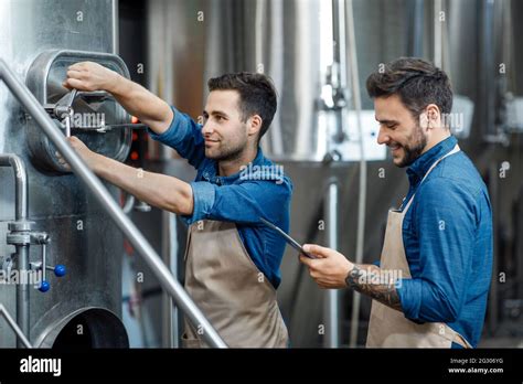 Proceso de fermentación en planta trabajo de cervecera y gestión de