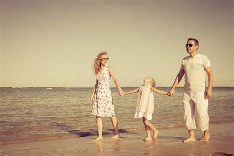 Familia Feliz Que Recorre En La Playa Imagen De Archivo Imagen De