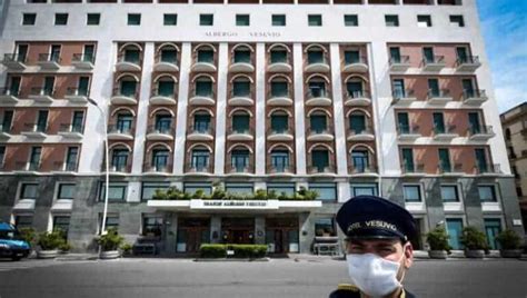 Napoli L Hotel Vesuvio Compie Anni