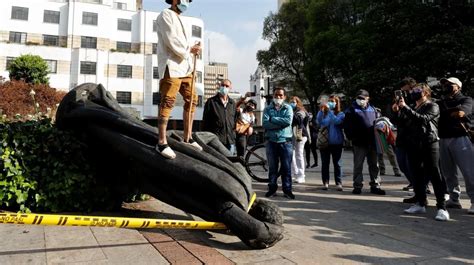 Derriban en Bogotá la estatua del descubridor español Gonzalo Jiménez