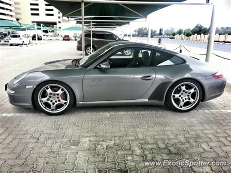 Porsche 911 spotted in Dubai, United Arab Emirates on 07/01/2013, photo 3