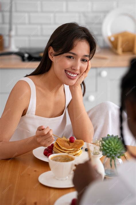 리넨 의류를 입고 측면보기 귀여운 커플 무료 사진