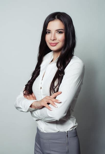 Sonriente Mujer De Negocios Latina Brazos Cruzados Foto Premium