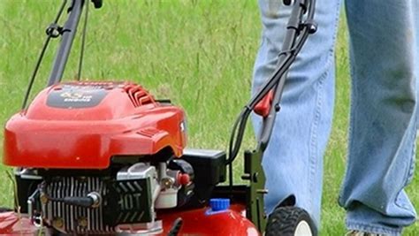 Il nettoie la lame sans éteindre la machine Le bout de mon doigt est