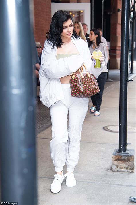 Chị em Kendall Kylie đọ vẻ gợi cảm Người lộ chân ngực kẻ bán nude