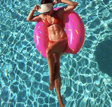 Anna Lewandowska pokazała brzuszek w bikini