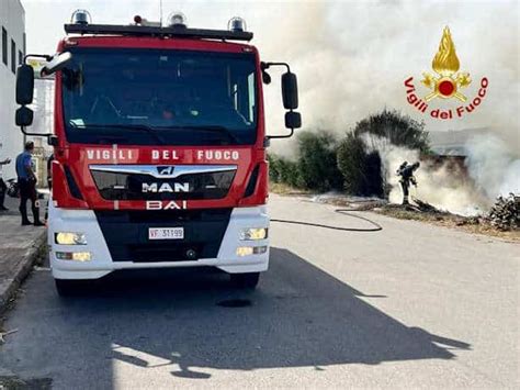 Vasto Incendio Nei Pressi Di Un Capannone Industriale Vigili Del Fuoco