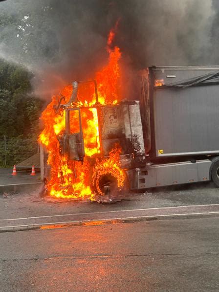 L Denscheid Lkw Brennt In Voller Ausdehnung Feuerwehreinsatz