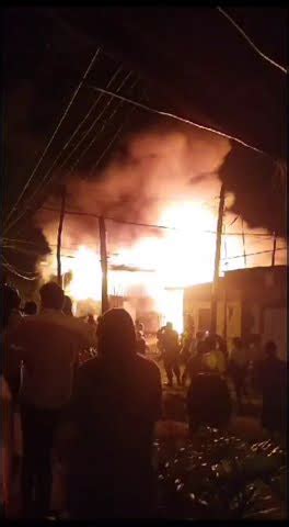 Alerta Iquitos FUEGO ARRASÓ CON 10 VIVIENDAS EN PUNCHANA 16 06