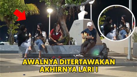 Prank Nyanyi Suara Fals Pake Gitar Awalnya Di Tertawakan Akhirnya