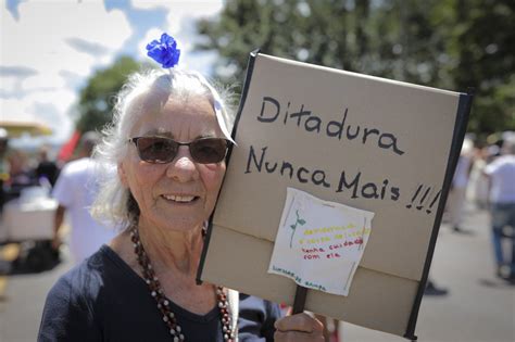 Nos 55 anos do golpe grupo protesta em Brasília veja fotos