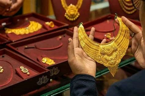 Gold Price Decreases By Rs 2 200 Per Tola Bittiya Post