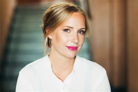 Sluit Omhoog Portret Van Mooie Blonde Vrouw Met Blauwe Ogen Stock Afbeelding Image Of Groot