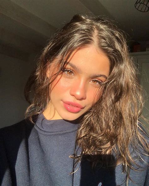 Yasmin🌹 Amneeria • Instagram Photos And Videos Brown Hair Selfie Light Skin Girls