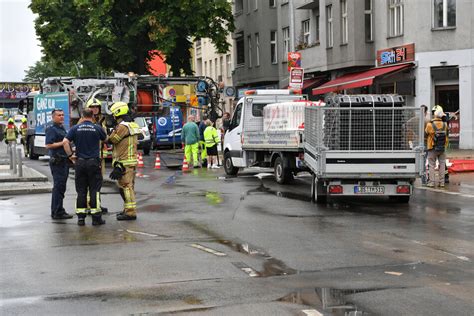 Berlin Nach Rohrbruch Weiterhin Sperrungen In Der Sonnenallee