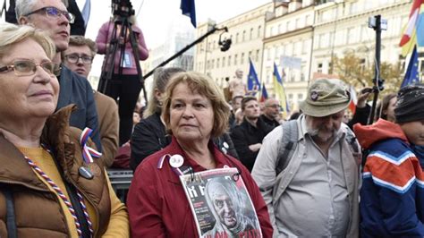 Galerie Demonstrace Milionu chvilek Adam Mišík se ujal hymny Olena