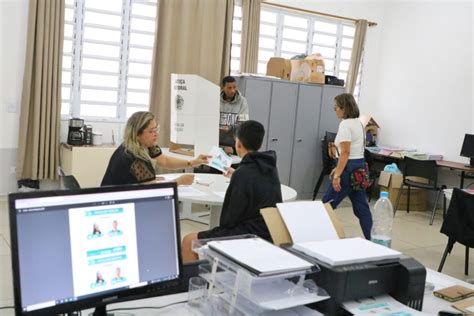 Estudantes da rede municipal participam da eleição do Parlamento Jovem