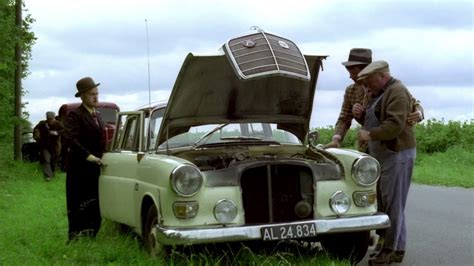 Olsen banden 1968 Benny snører ældre mand og snupper hans Mercedes