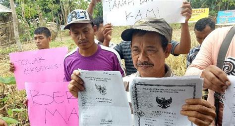 Warga Karangrejo Bentangkan Spanduk Tolak Eksekusi Lahan