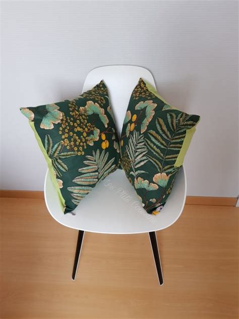 Coussin Motifs Exotiques Feuillages Et Fleurs Tropicaux La Boutique