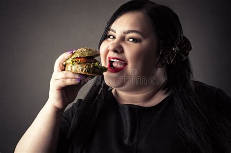 Mujer Gorda Que Come Una Hamburguesa Imagen De Archivo Imagen De